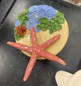 A bowl of seaside scenery, with starfish and coral reefs